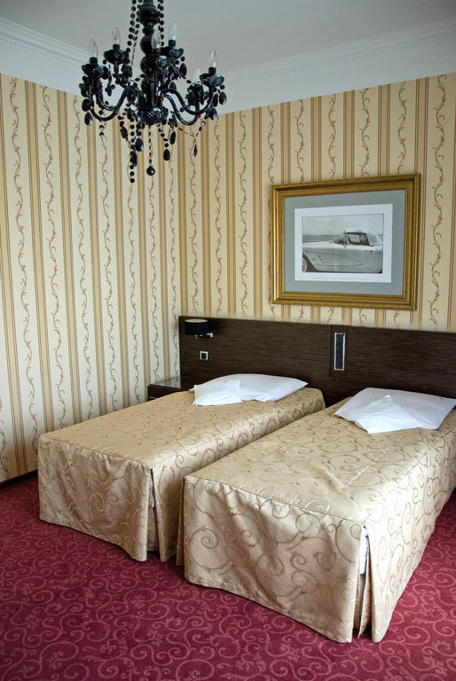 Hotel Falko Rumia Exteriör bild